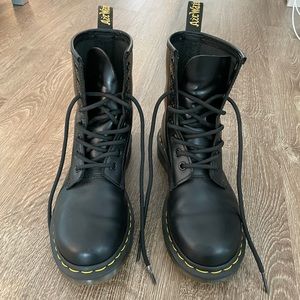Used (in great condition) womens 1460 Dr. Martens black boots